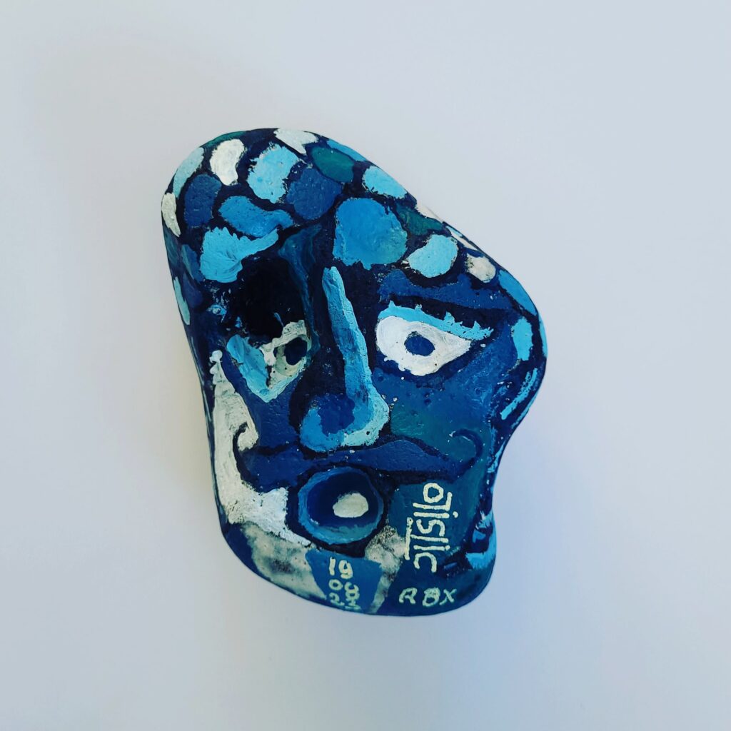 peinture sur galet bleue de Prusse