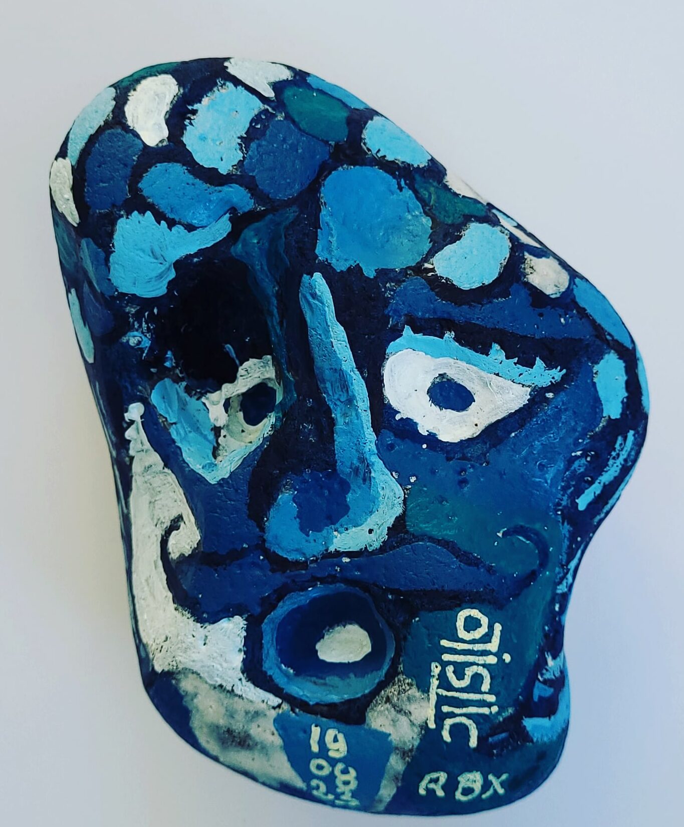 peinture sur galet bleue de Prusse